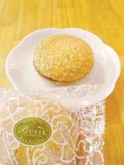 東京新宿文明堂 『ブッセ(レーズンクリーム)』