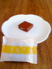 イトウ製菓 『チョコバナナラムレーズンサンド』