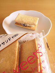 ファミリーマートSweets+ 『レーズンサンド』